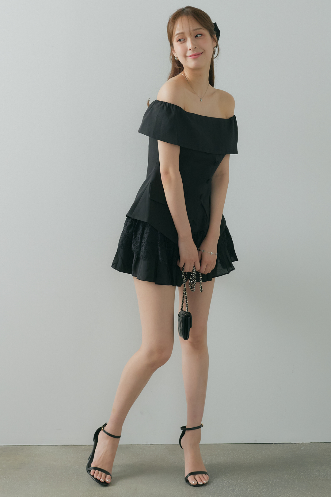 オフショル美シルエットトップス×レースミニスカート