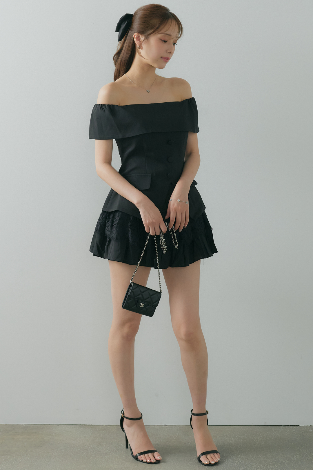 オフショル美シルエットトップス×レースミニスカート