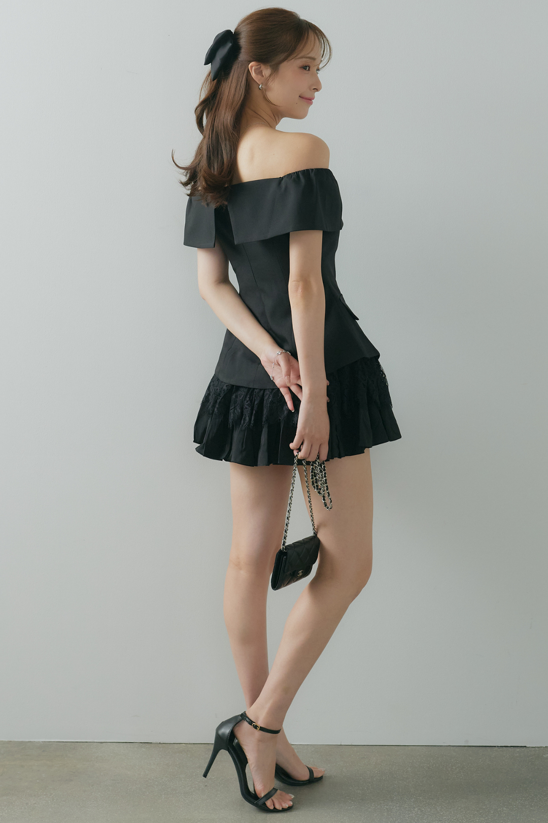 オフショル美シルエットトップス×レースミニスカート