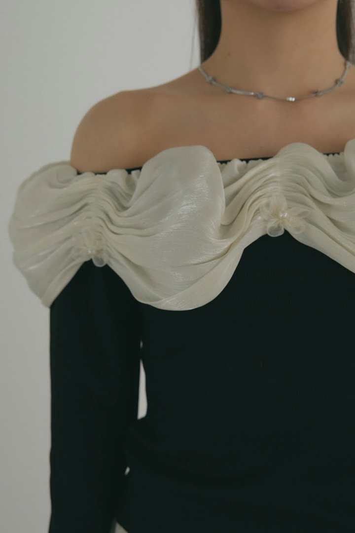 ウェーブフリルオフショルダートップス