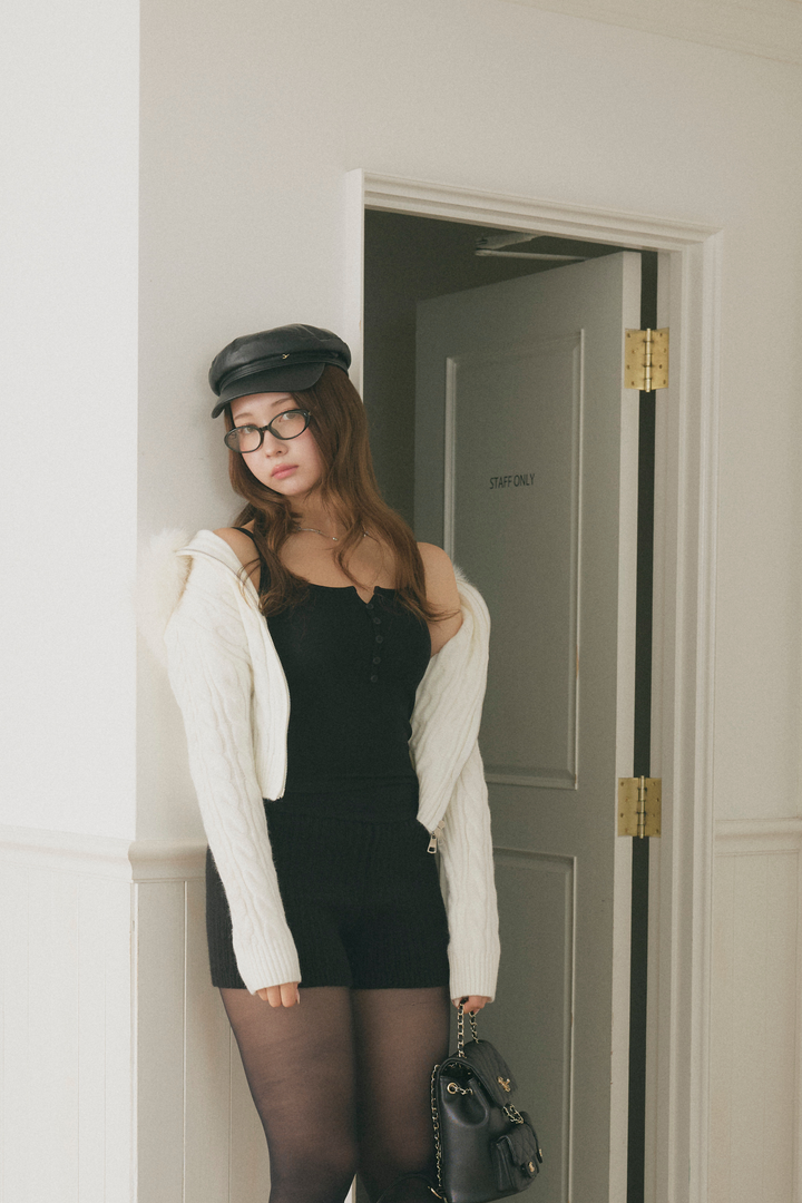 フロントボタンタンクトップ（カップ付き）