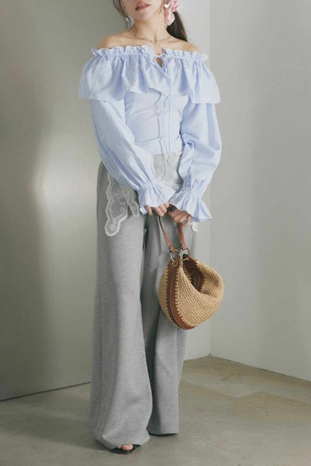 オフショルダーコットンフリルブラウス