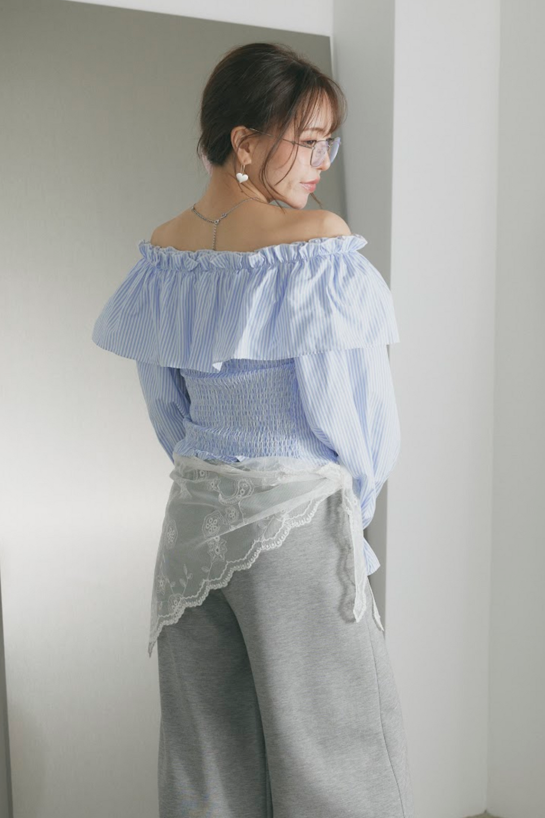 オフショルダーコットンフリルブラウス