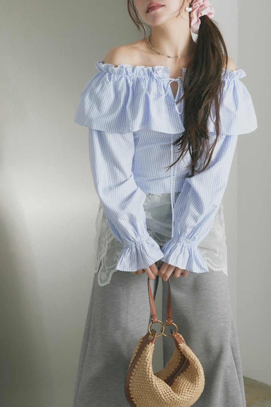 オフショルダーコットンフリルブラウス