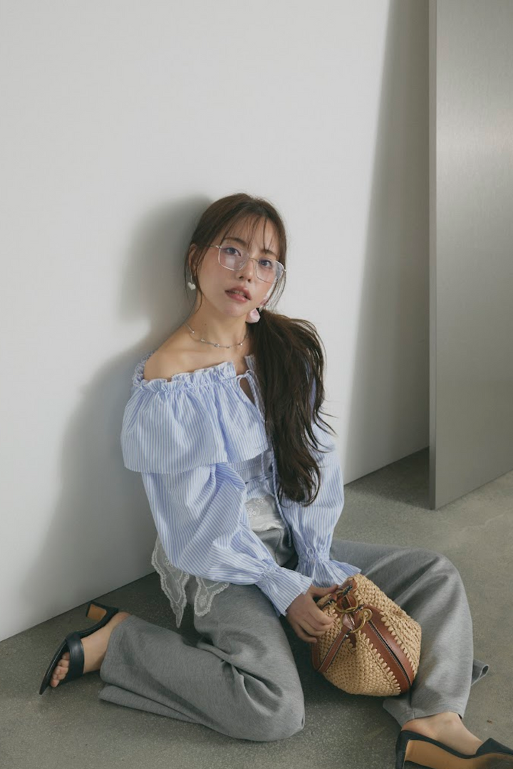 オフショルダーコットンフリルブラウス