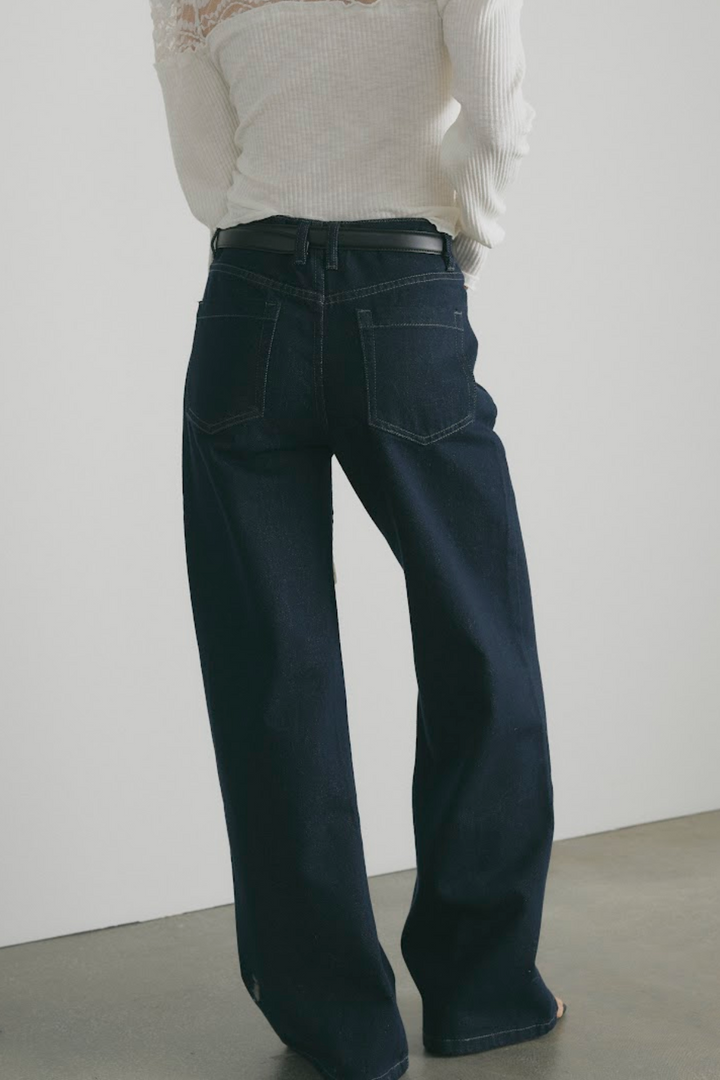 インディゴストレートデニムパンツ（ベルト付き）
