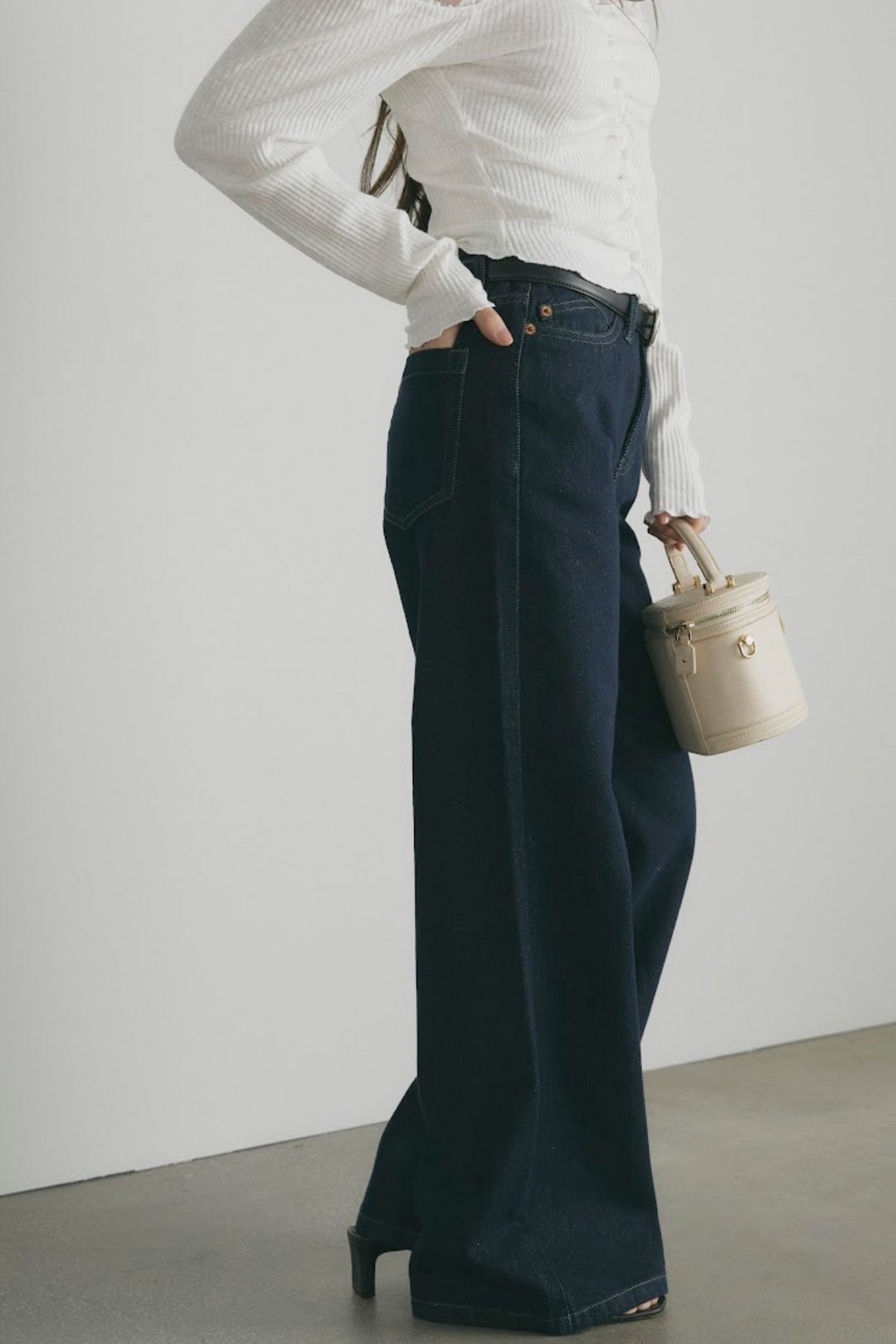 インディゴストレートデニムパンツ（ベルト付き）