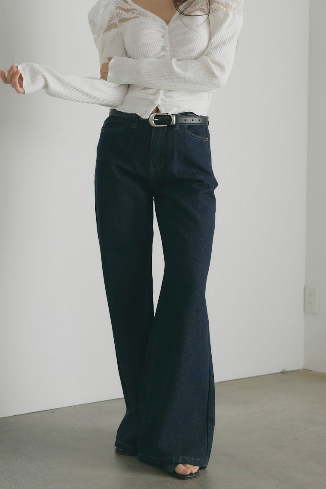 インディゴストレートデニムパンツ（ベルト付き）