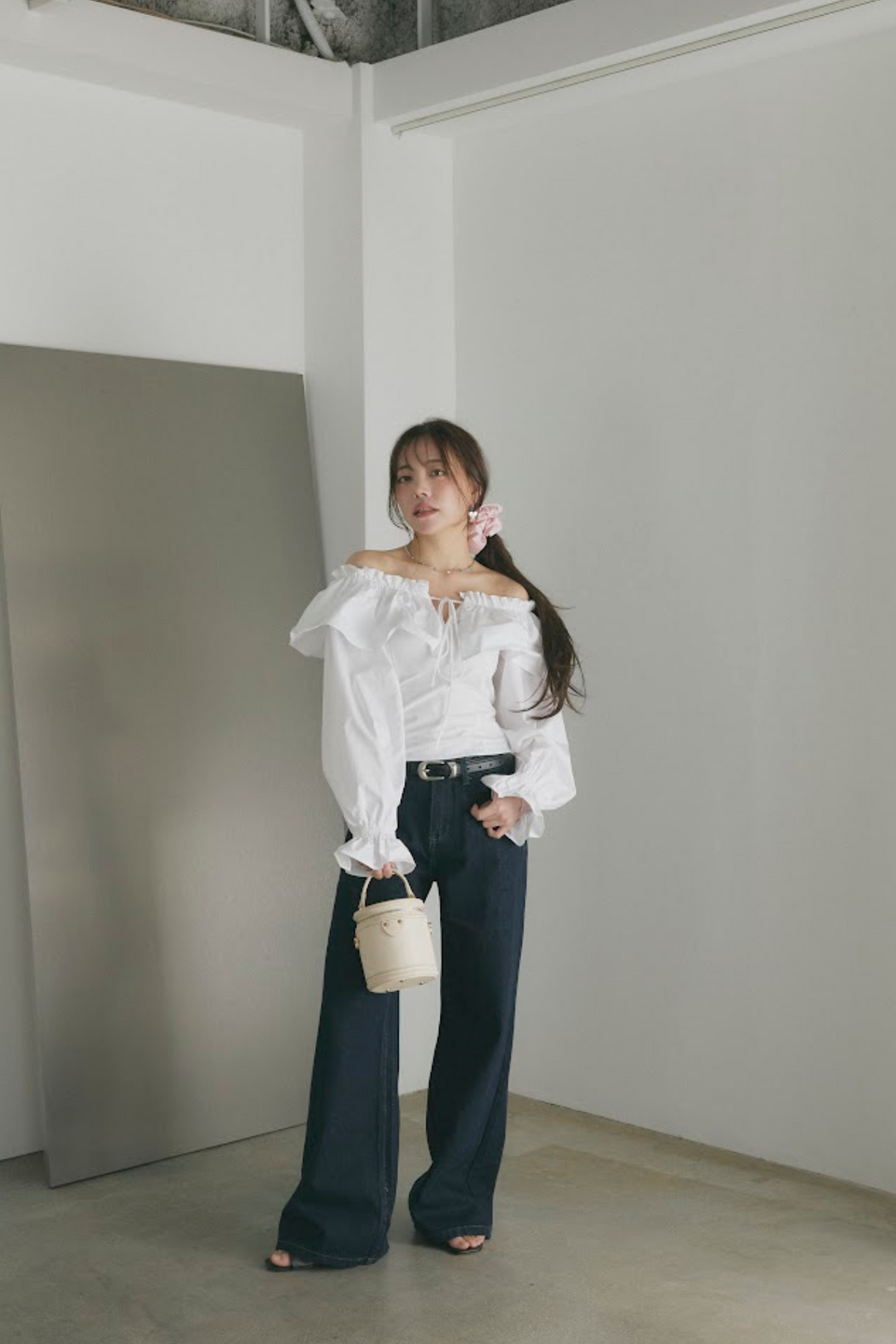 オフショルダーコットンフリルブラウス