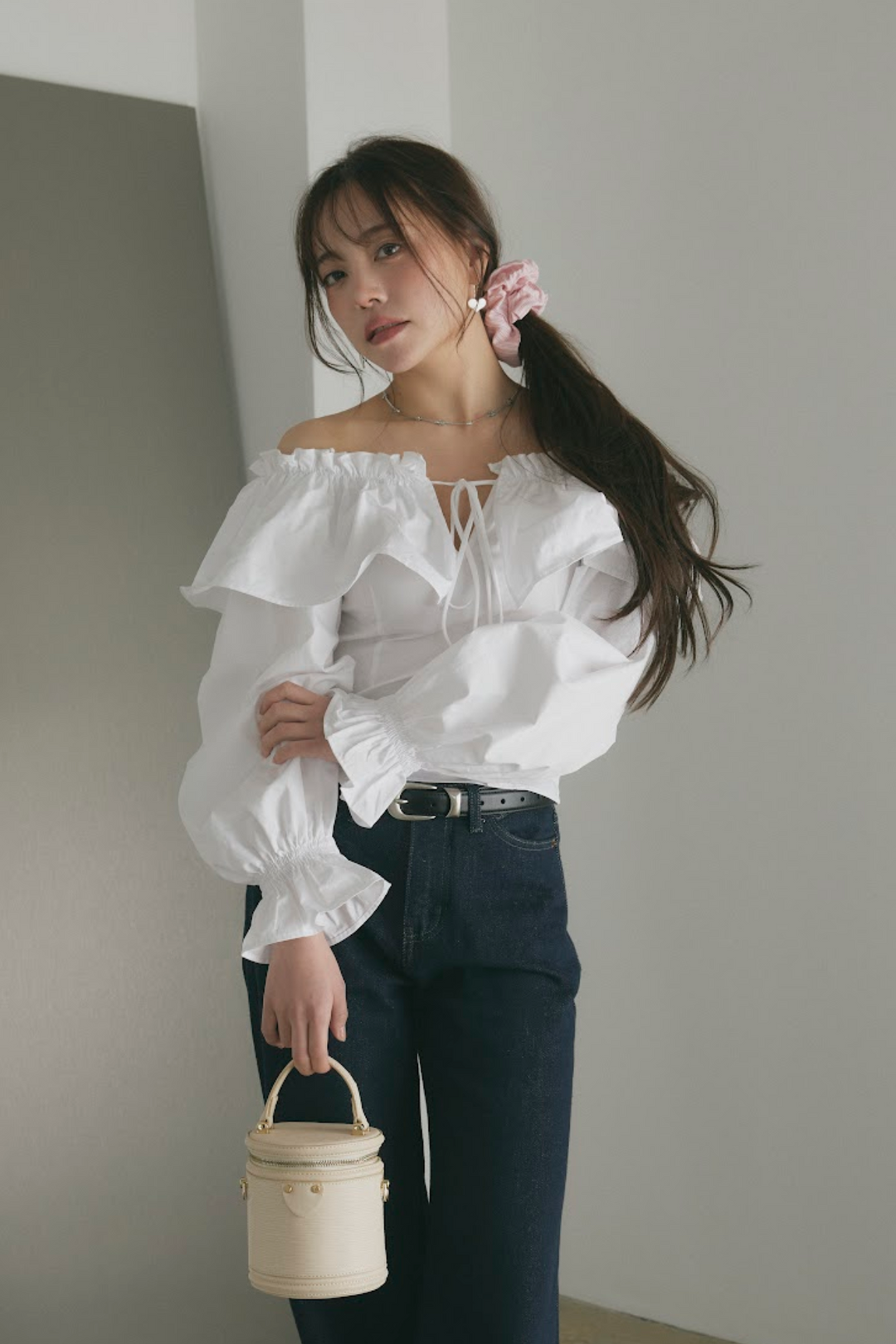 オフショルダーコットンフリルブラウス