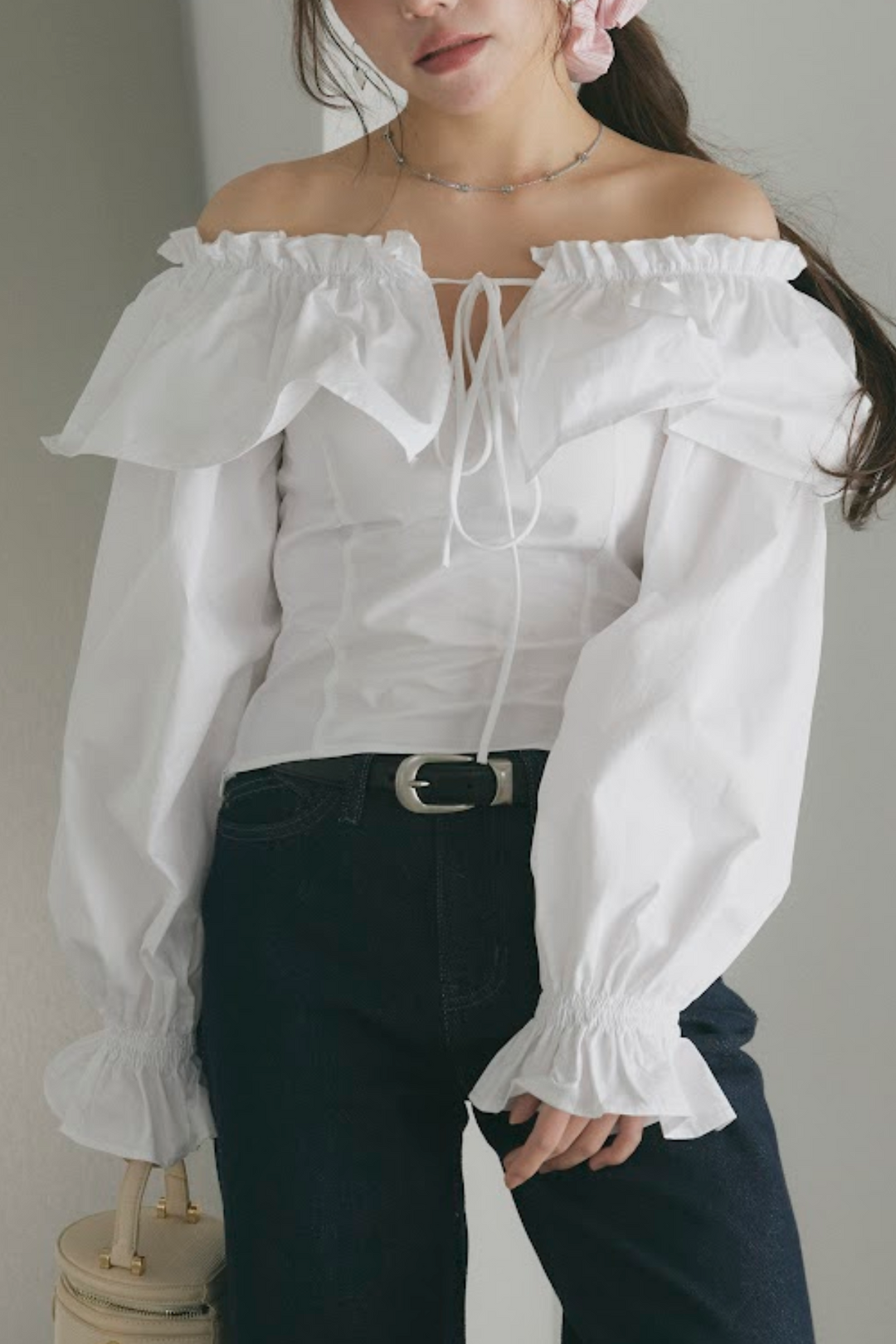 オフショルダーコットンフリルブラウス