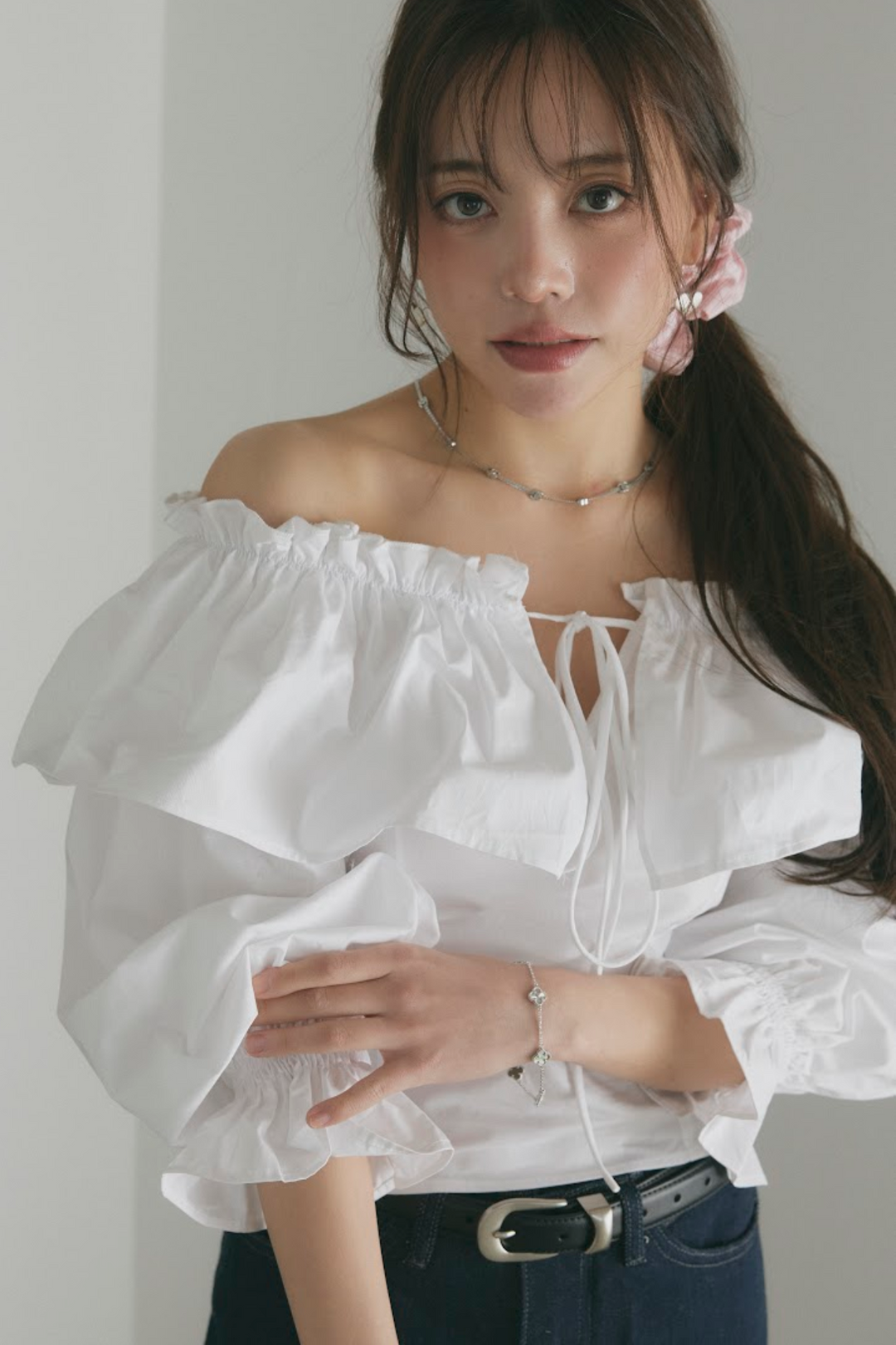 オフショルダーコットンフリルブラウス