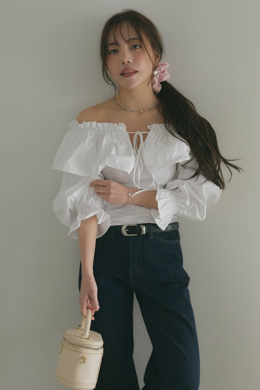 オフショルダーコットンフリルブラウス