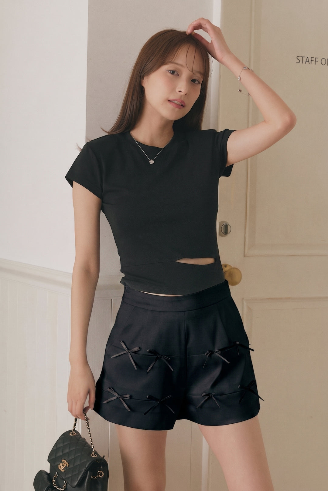 [SET]カットアウトコンパクトTシャツ+リボンサテンショートパンツ(2set)