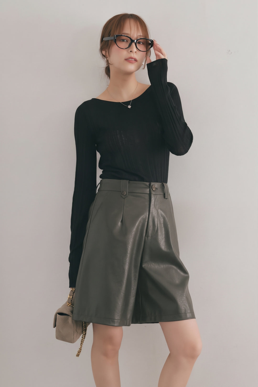 [SET]バックオープンリブトップス+フェイクレザータックハーフパンツ(2set)