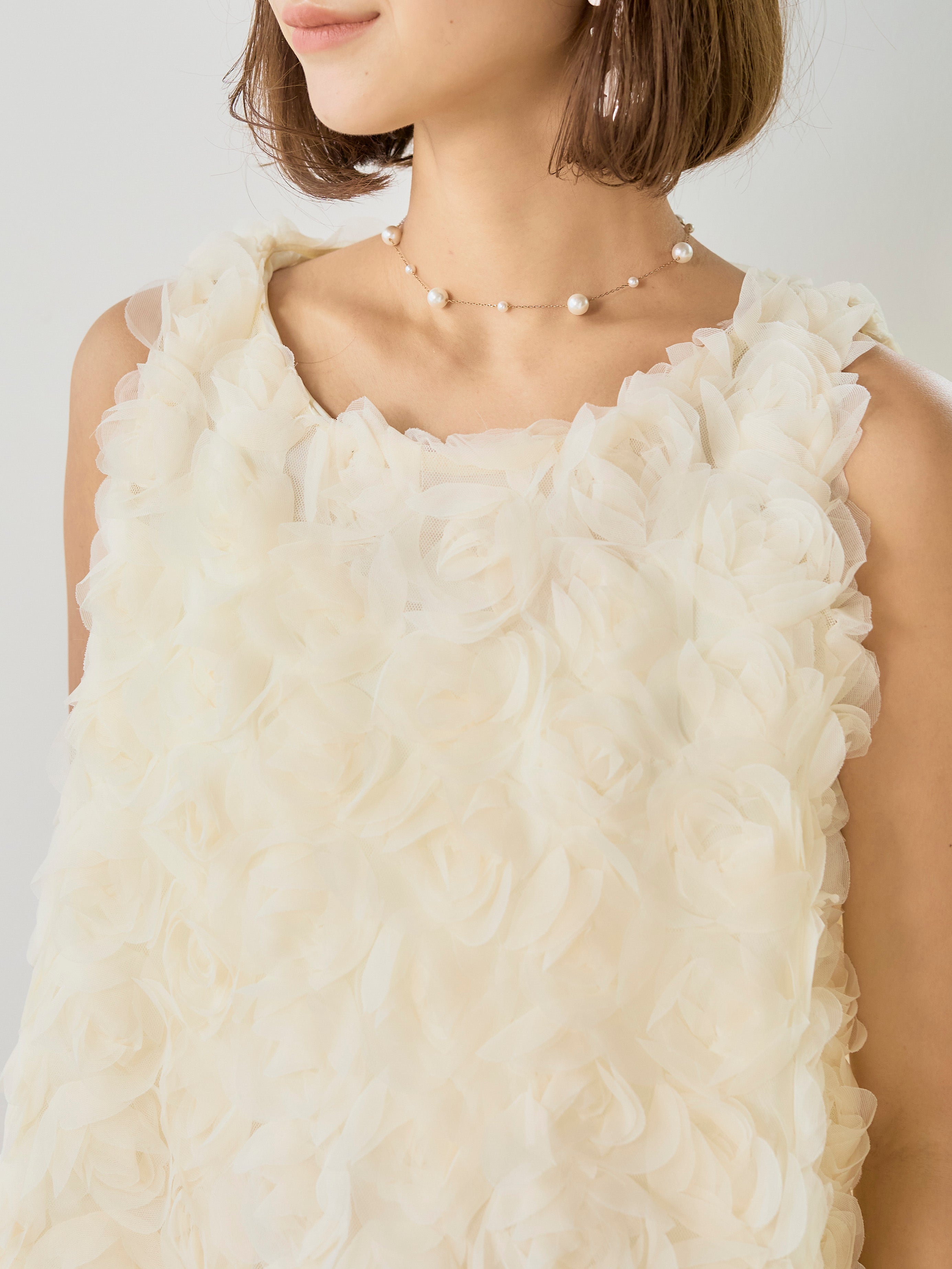 ELLIEはフラワーチュールノースリーブトップス