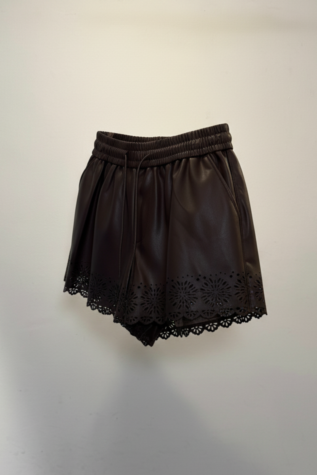 レザーショートパンツ