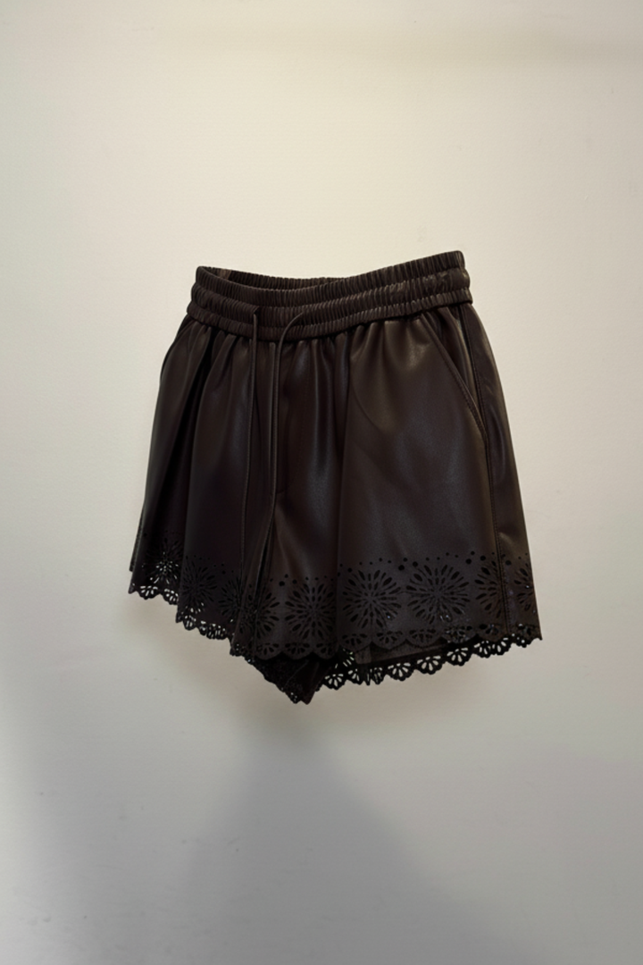 レザーショートパンツ